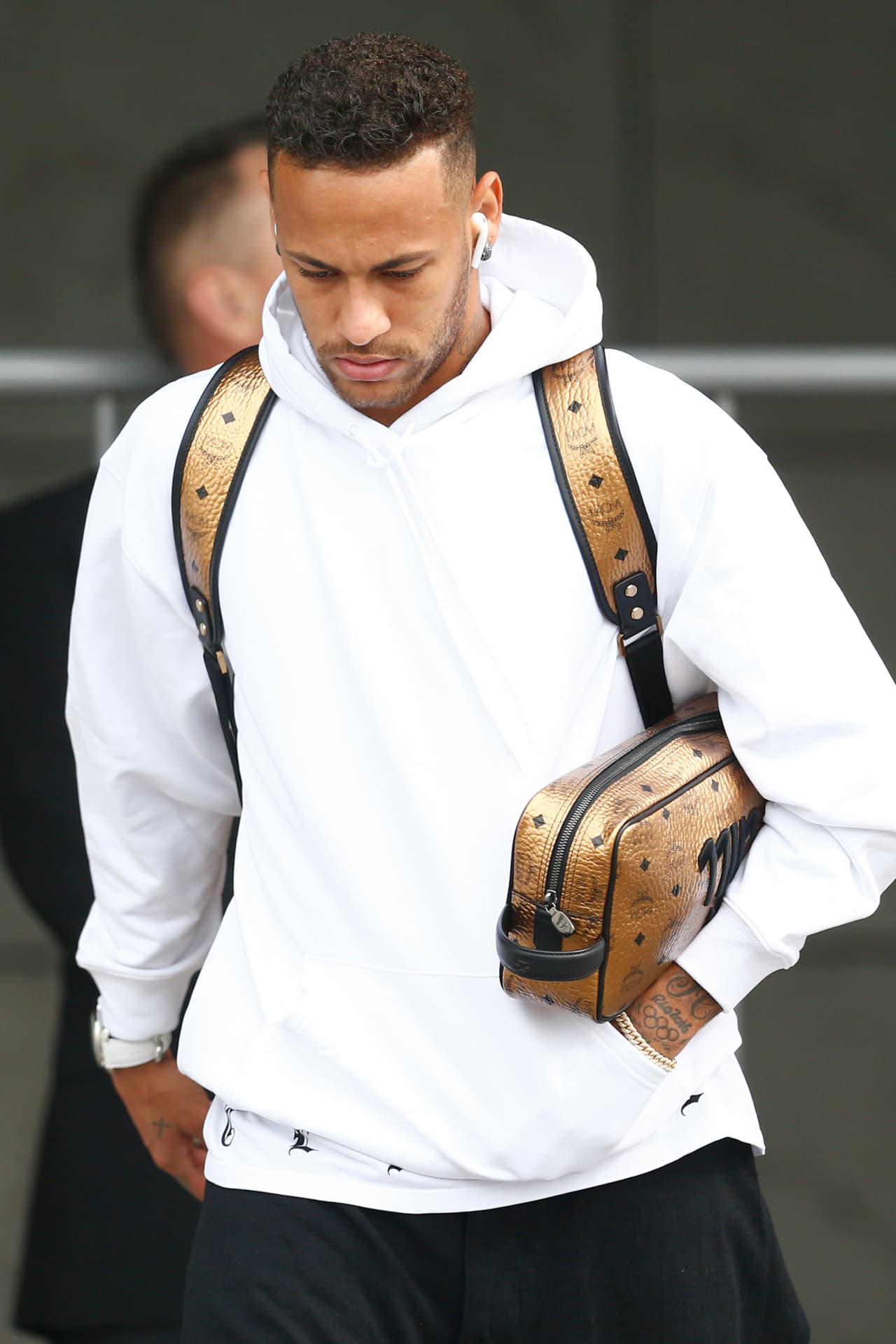 Neymar, la figura que no apareció, sí lo hizo para el trayecto a casa. Su mirada al suelo demostraba la decepción que sentía todo Brasil.