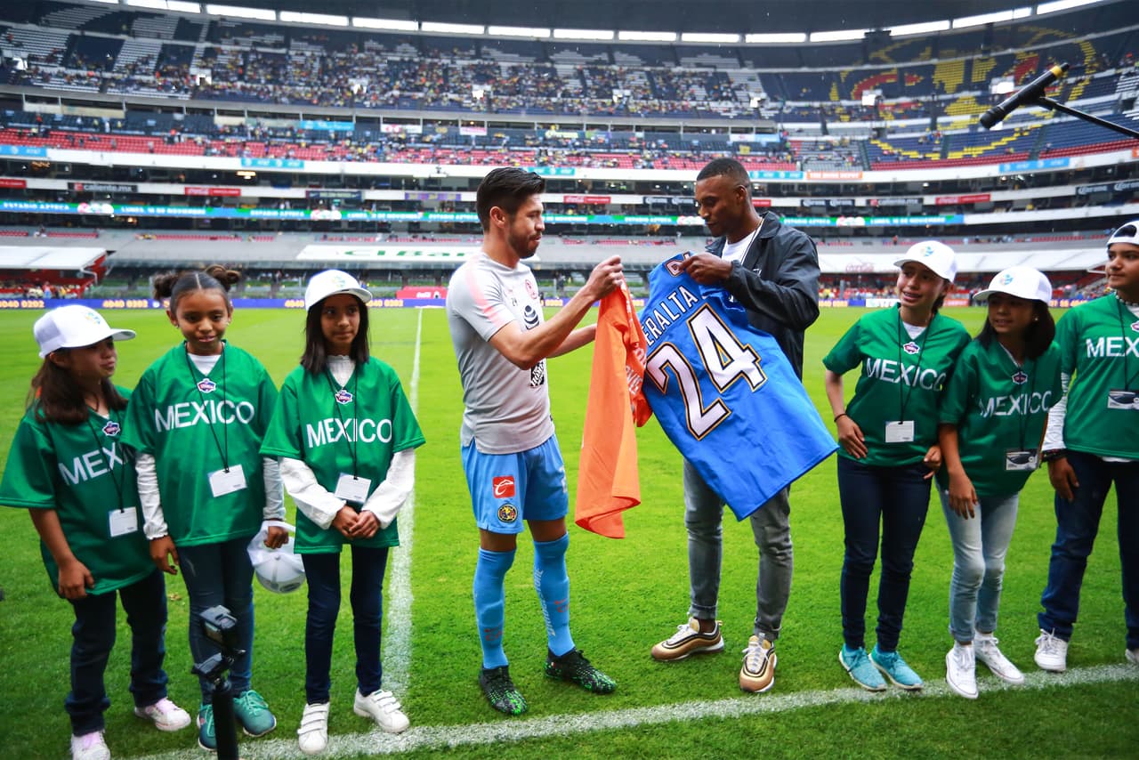 Michael Davis, cornerback de Los Angeles Chargers, confesó su gusto por América en su visita al estadio Azteca para promocionar el juego de NFL de su equipo contra los Kansas City Chiefs el 18 de noviembre en ese escenario.