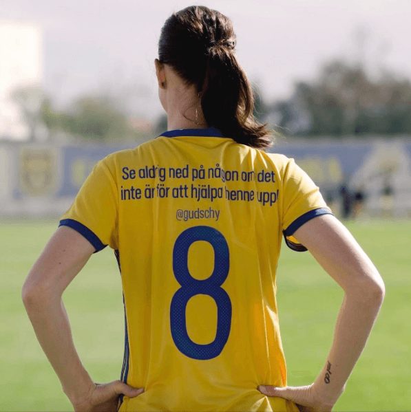 "Nunca mires hacia abajo a una persona ¡A menos que sea para ayudarla a levantarse!" - Las jugadoras del equipo sueco eligieron los tuits entre mujeres destacadas de su país en una iniciativa de la Federación de Futbol por entregarle un mensaje inspirador a las jóvenes de su país.