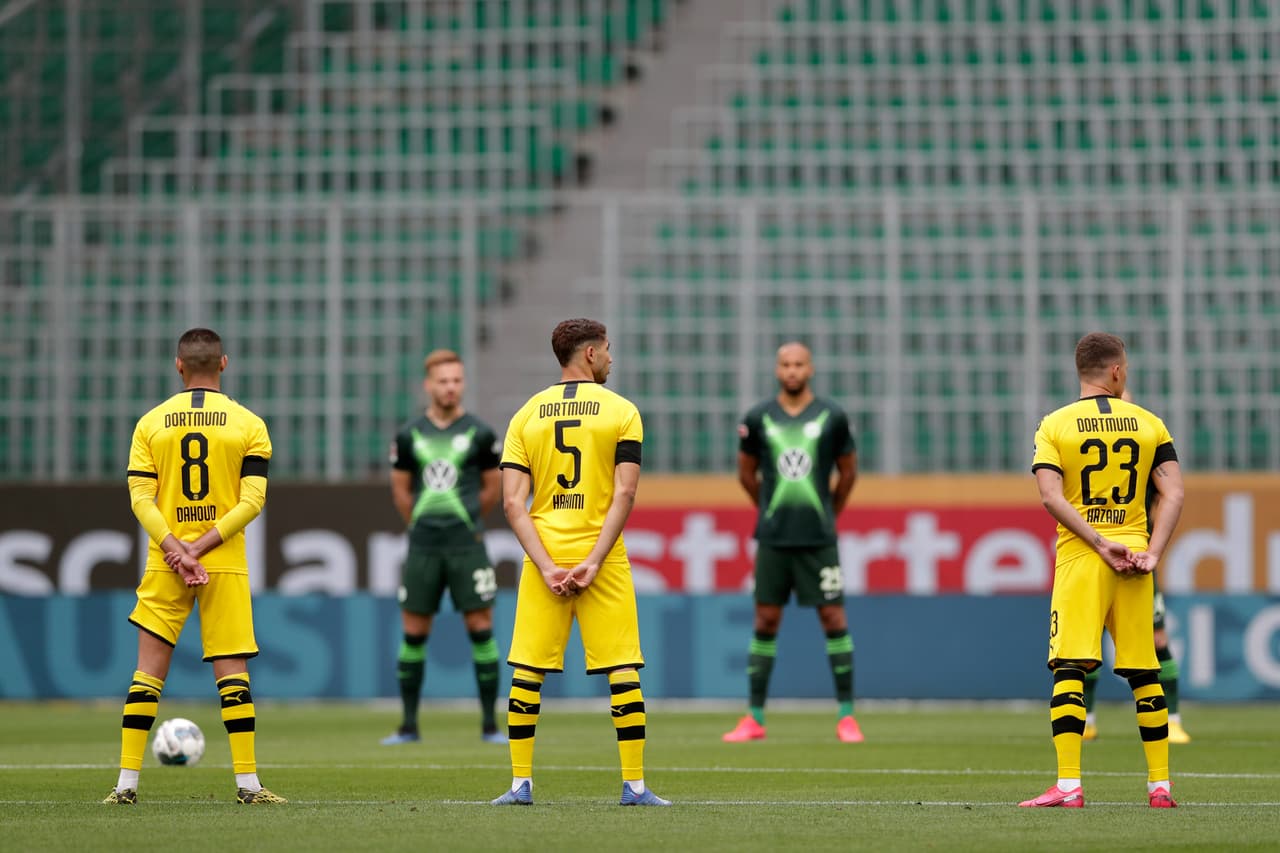 Al inicio del encuentro hicieron un minuto de silencio por las victimas que han perdido la batalla ante el coronavirus.