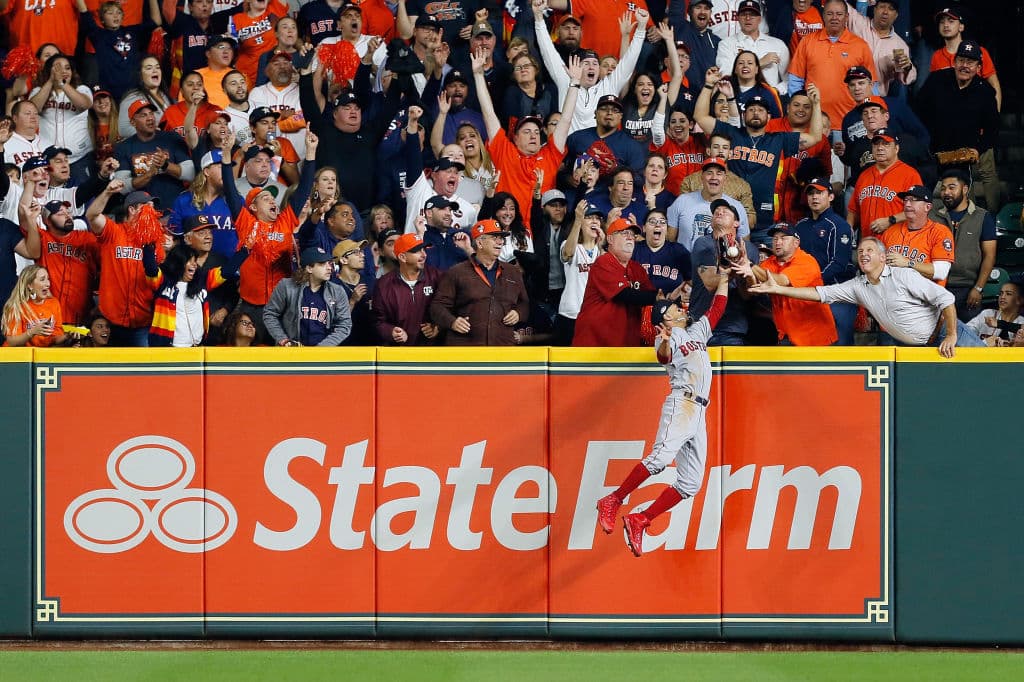 Pero el guante se cierra, su brazo se detiene, y la pelota cae al terreno de juego. Betts la toma y la devuelve al cuadro en medio de la algaravía, por un lado, y de la confusión, por el otro.