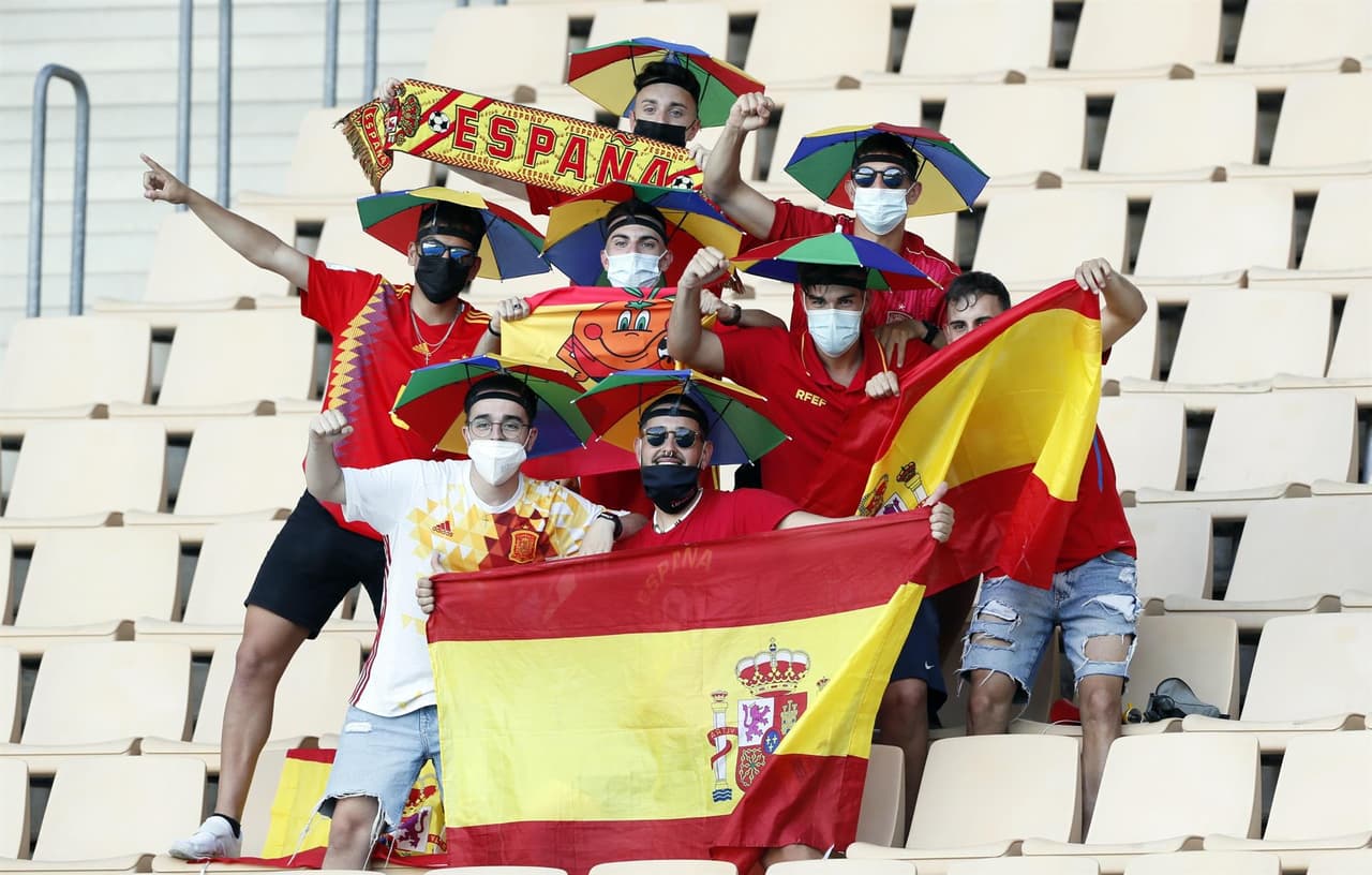 Con banderas, pelucas, anteojos y caras muy coloridas, así se vive la pasión en las tribunas previo a los choques de España-Eslovenia y Suecia-Polonia.
