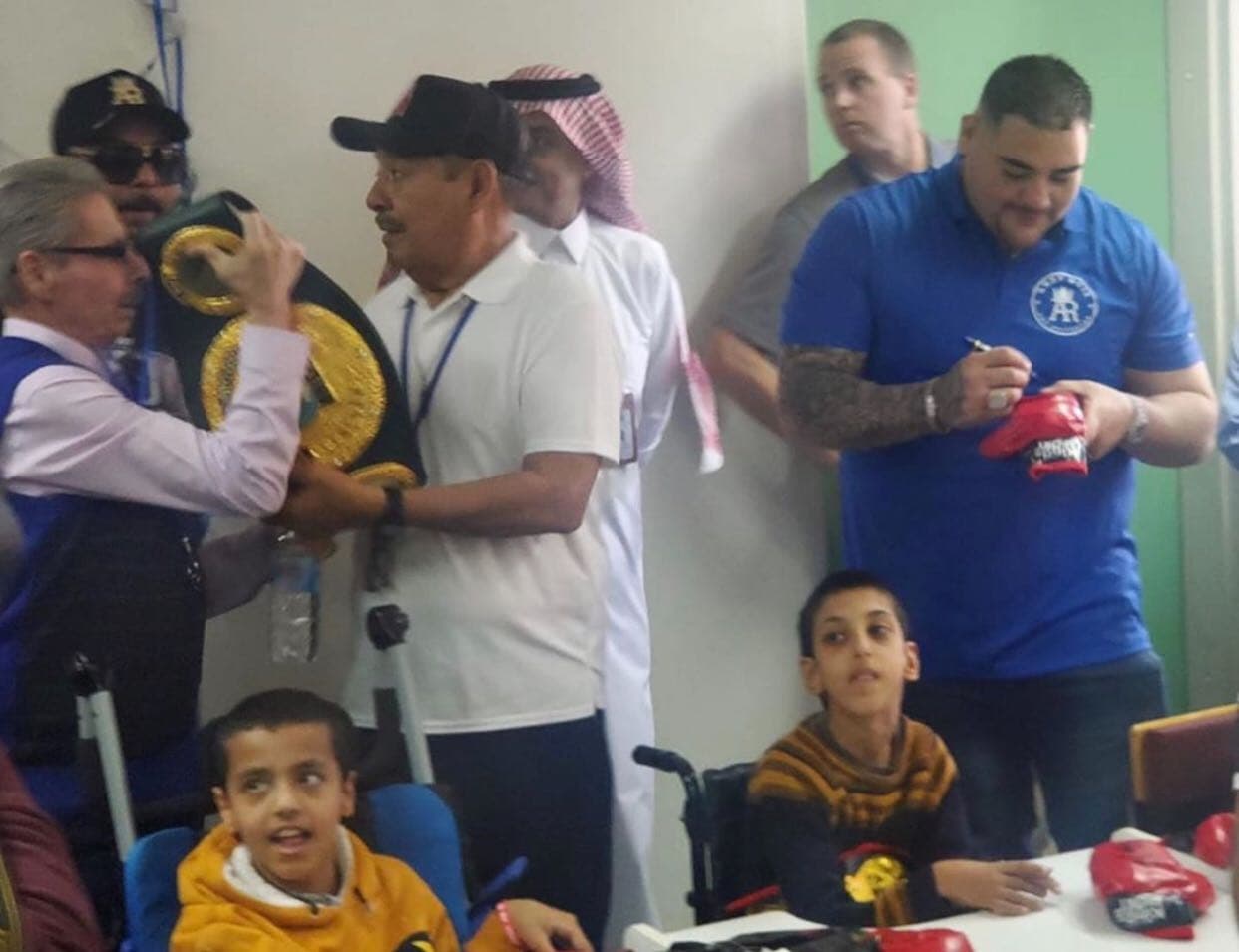 El boxeador mexicano, Andy Ruiz, visitó una asociación de niños con discapacidad con quienes convivió y dio algunos obsequios.