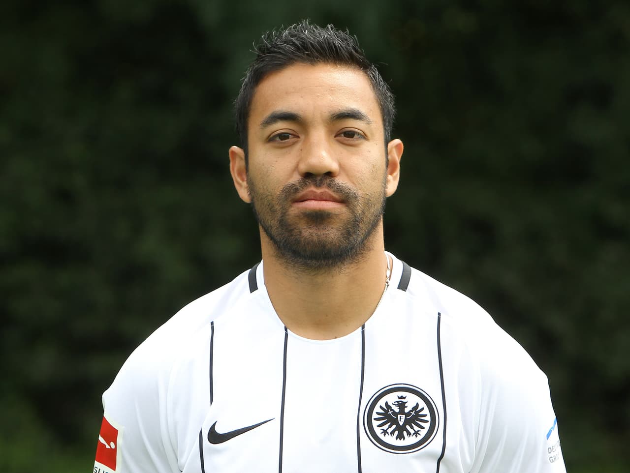Marco Fabián presenta problemas de rodilla y peligra su titularidad con el Eintracht