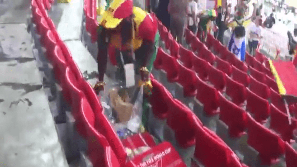 Es poco común más muy ejemplar ver a fanáticos organizar su basura luego de un partido. Mñas llamativo si se anota que en este caso son de dos países distantes, de distintos continentes.