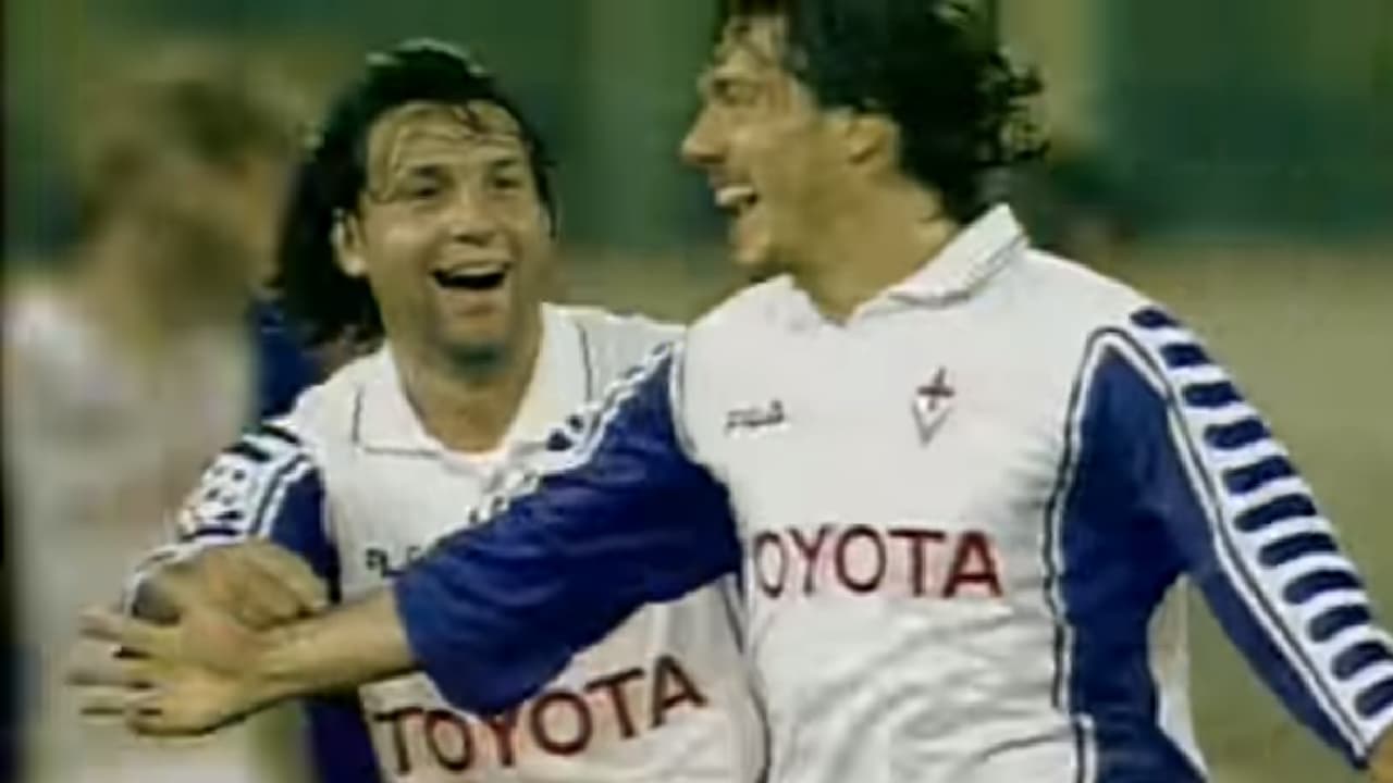 2. Bressan (Fiorentina) vs Barcelona – 1999 | El gol más vintage, se trata del tanto de Bressan ante el Barcelona en la Fase de Grupos. El italiano disparó una chilena a 30 metros del arco rival y el balón entró por el ángulo superior izquierdo.