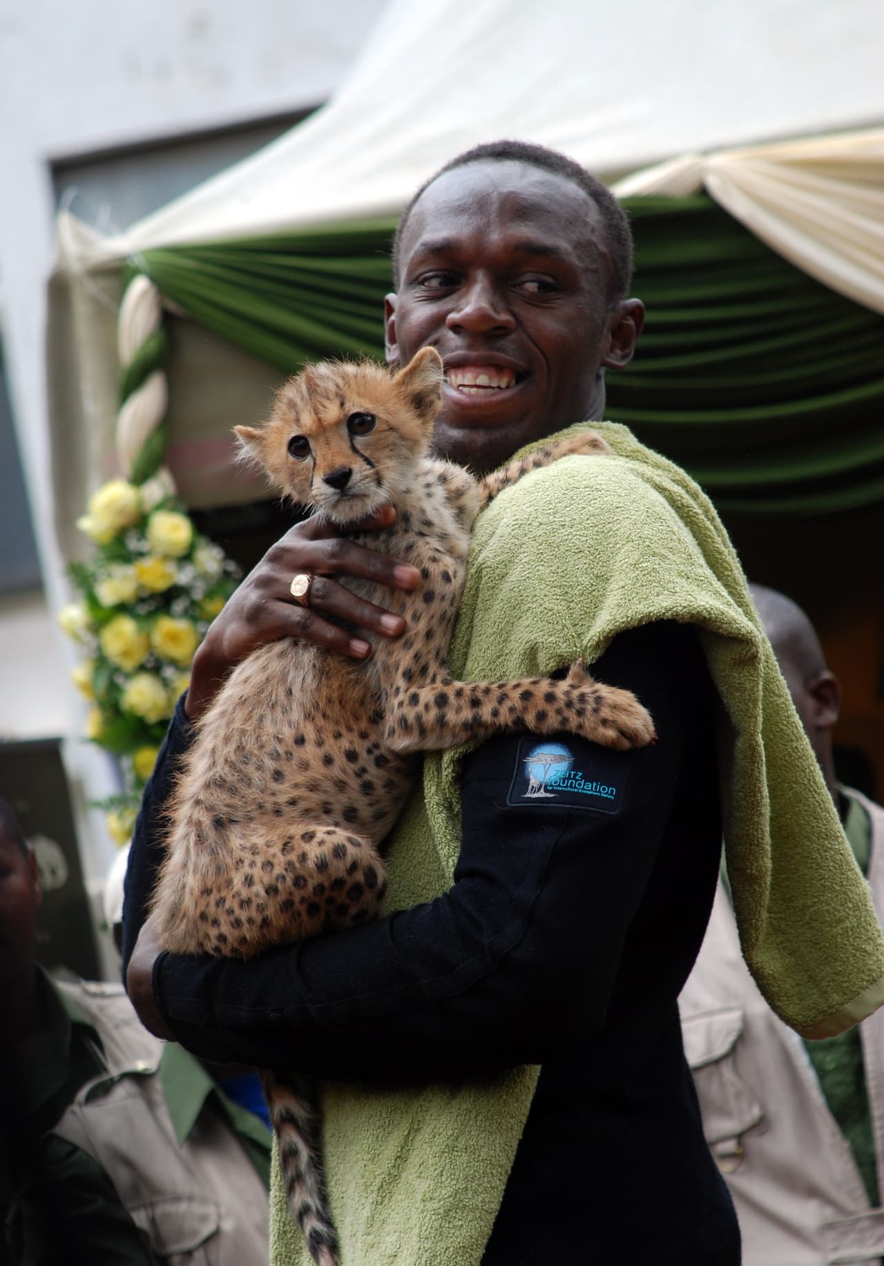 Usain tiene corazón filántropo. En el 2009 adoptó en Nairobi a una chita (guepardo) cachorro a la que nombró ‘Lightning Bolt’. A pesar de ayudar a la conservación de la vida silvestre en Kenia, también ayuda de manera local en Jamaica. La fundación ‘Usain Bolt’ trabaja para el beneficio de jóvenes a través de dar provisiones deportivas, incrementar estructuras en la comunidad y apoyar económicamente a jamaiquinos talentosos para sobresalir en diversas disciplinas.