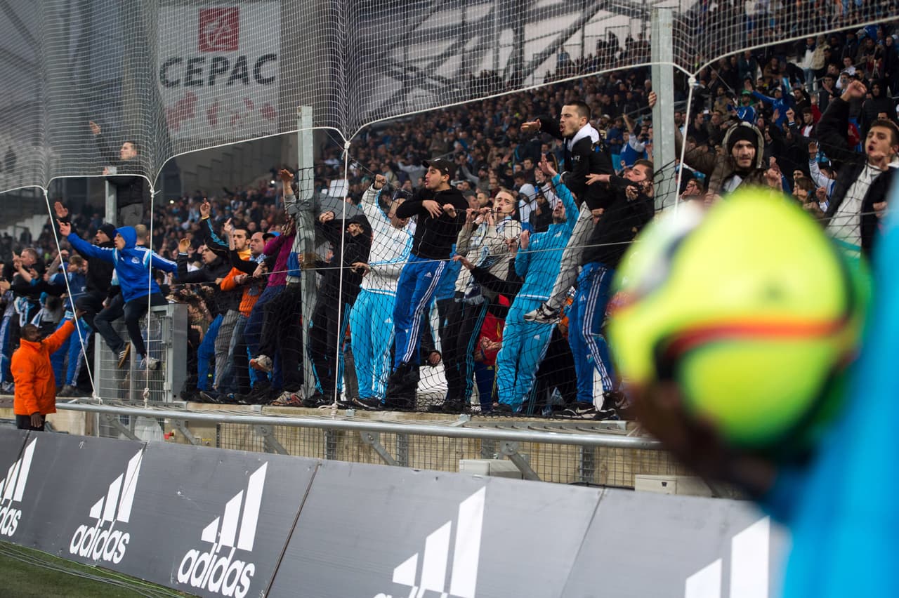 La afición del Olympique reclamó todo el partido