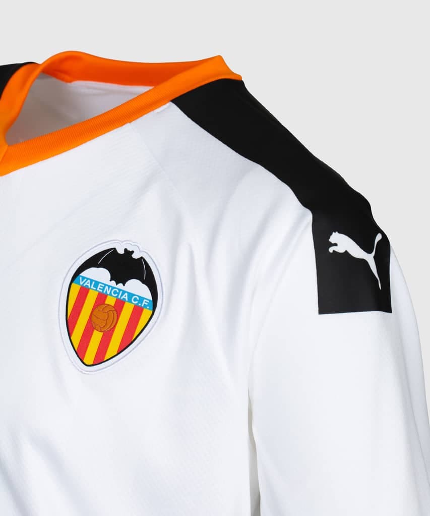 El Valencia C.F. ahora vestirá con Puma después de dejar su contrato con Adidas. Las nuevas prendas del equipo valenciano destacan por sus detalles naranja y negro. Sin duda, una gran manera de regresar a la UEFA Champions League.