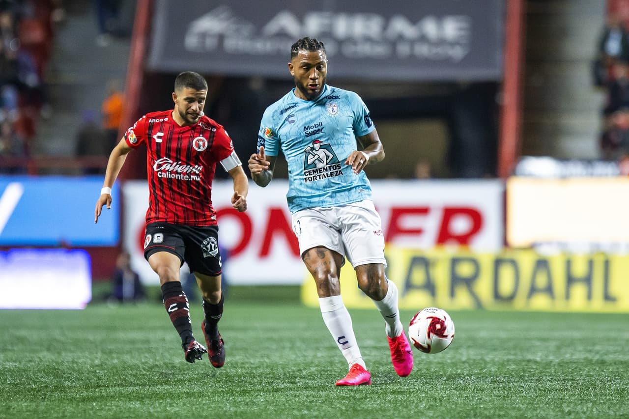 Colin Kazim Richards recibe el balón de espaldas al arco y juega una muy buena pared con su compañero Jorge Hernández, para quedar de frente al arco de Carlos Higuera.