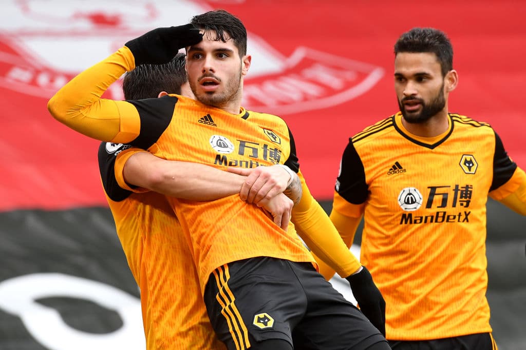 Wolverhampton se impone a Southampton 2-1 en la Premier League. Danny Ings se encargaba de poner arriba a su equipo, pero los Wolves remontaron y se llevaron el partido con goles de Rubén Neves de penal y, el segundo gol corrió a cargo de Pedro Neto al minuto 66 y ya escalan a la 12va posición de la tabla.