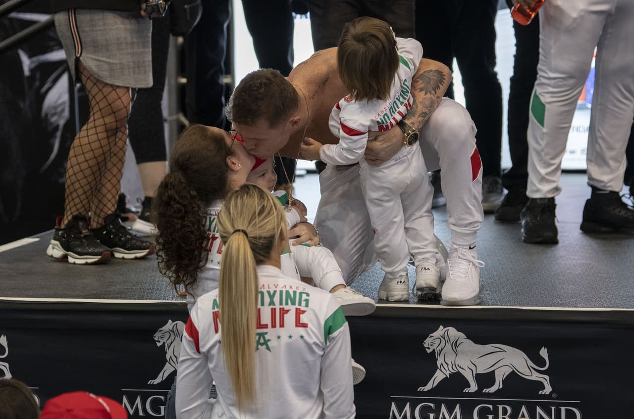 Entre besos y preocupación, la familia de Canelo espera la pelea
