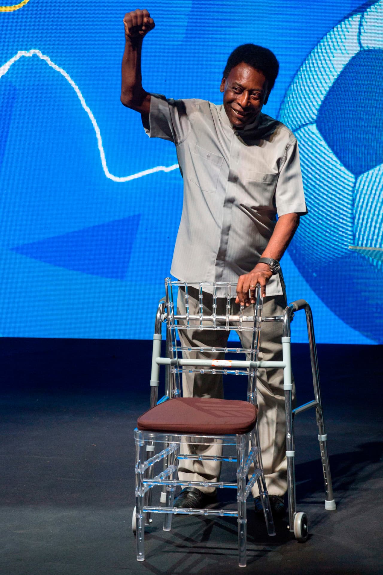 Por eso, la presencia de Pelé con andador no pasó desapercibido, a pesar de que como dijo él mismo espera solo sea temporal.