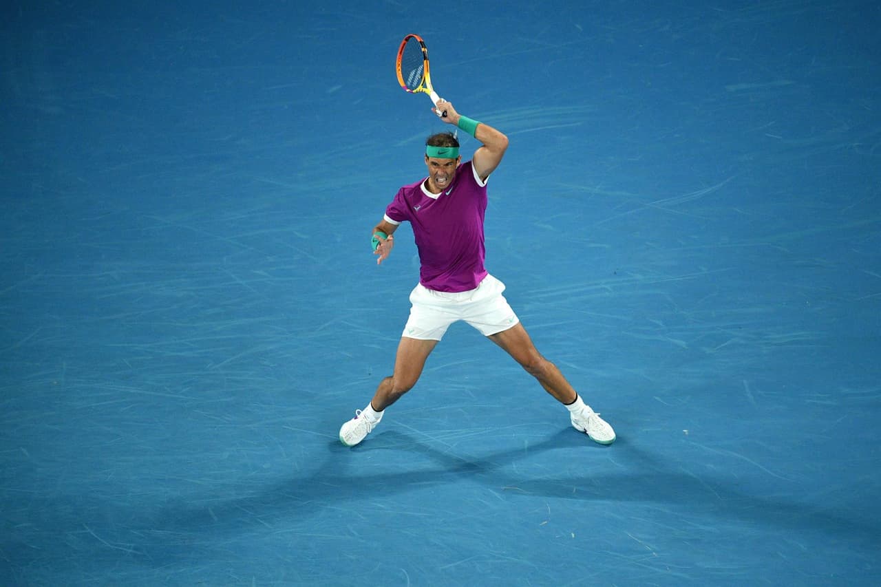 Rafael Nadal lo hace y se convierte en el primer tenista en la historia de este deporte que suma su vigésimo primer título de Grand Slam en el Abierto de Australia tras derrotar al ruso Daniil Medvedev en parciales de 2-6, 6-7(5), 6-4, 6-4 y 7-5, con una duración de cinco horas y 25 minutos de juego.