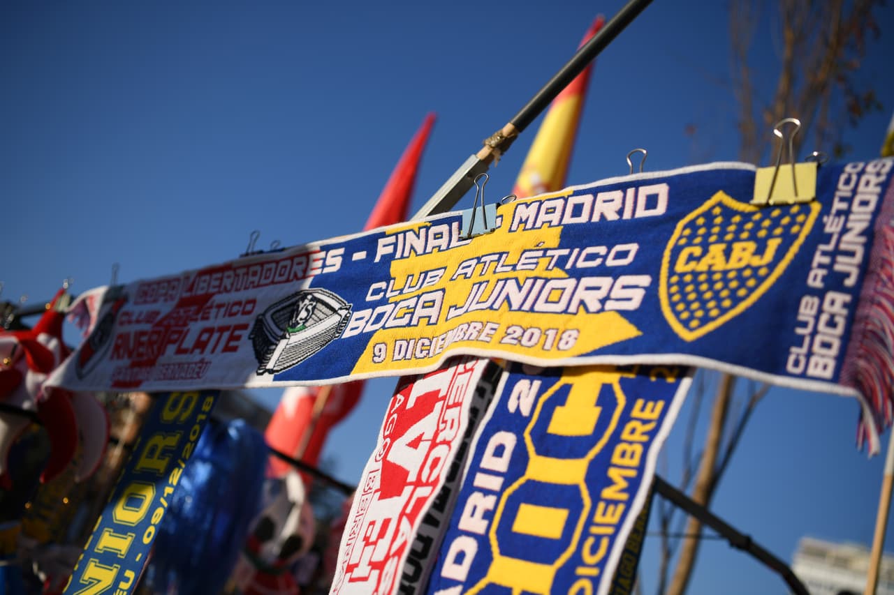 La fiesta de la final de Copa Libertadores en Madrid toma forma con hinchas de River Plate y Boca Junior bajo la vigilancia de las autoridades españolas, que activaron sus dispositivos de seguridad.