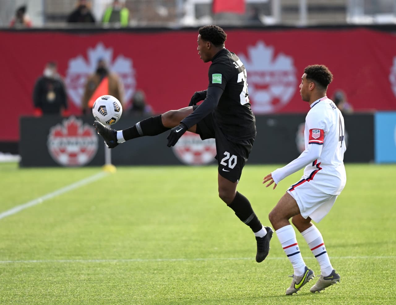 Con dos goles, uno durante los primeros minutos del encuentro por parte de Cyle Larin (7’) y uno ya al cierre del partido por Sam Adekugbe (90'+5'), Canadá se impuso ante Estados Unidos, manteniendo su liderato en la eliminatoria rumbo a Qatar 2022 y posicionándose como primero de la CONCACAF.