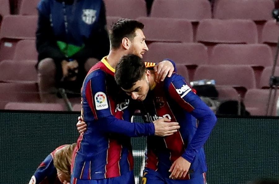 Barcelona se impone en casa ante el Huesca 4-1. Los goles corrieron a cargo de Lionel Messi (13' y 90'), Antoine Griezmann (35') y Oscar Mingueza (53'). Por parte de la visita, el gol fue de Rafa Mir al 49'. La 'Pulga' sumó su partido número 767 con el equipo culé e iguala el número de Xavi.