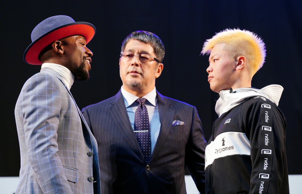 El estadounidense Floyd Mayweather Jr. dejó una vez más un sello de su personalidad en la presentación previa de su pelea de exhibición de kickboxing en Japón.