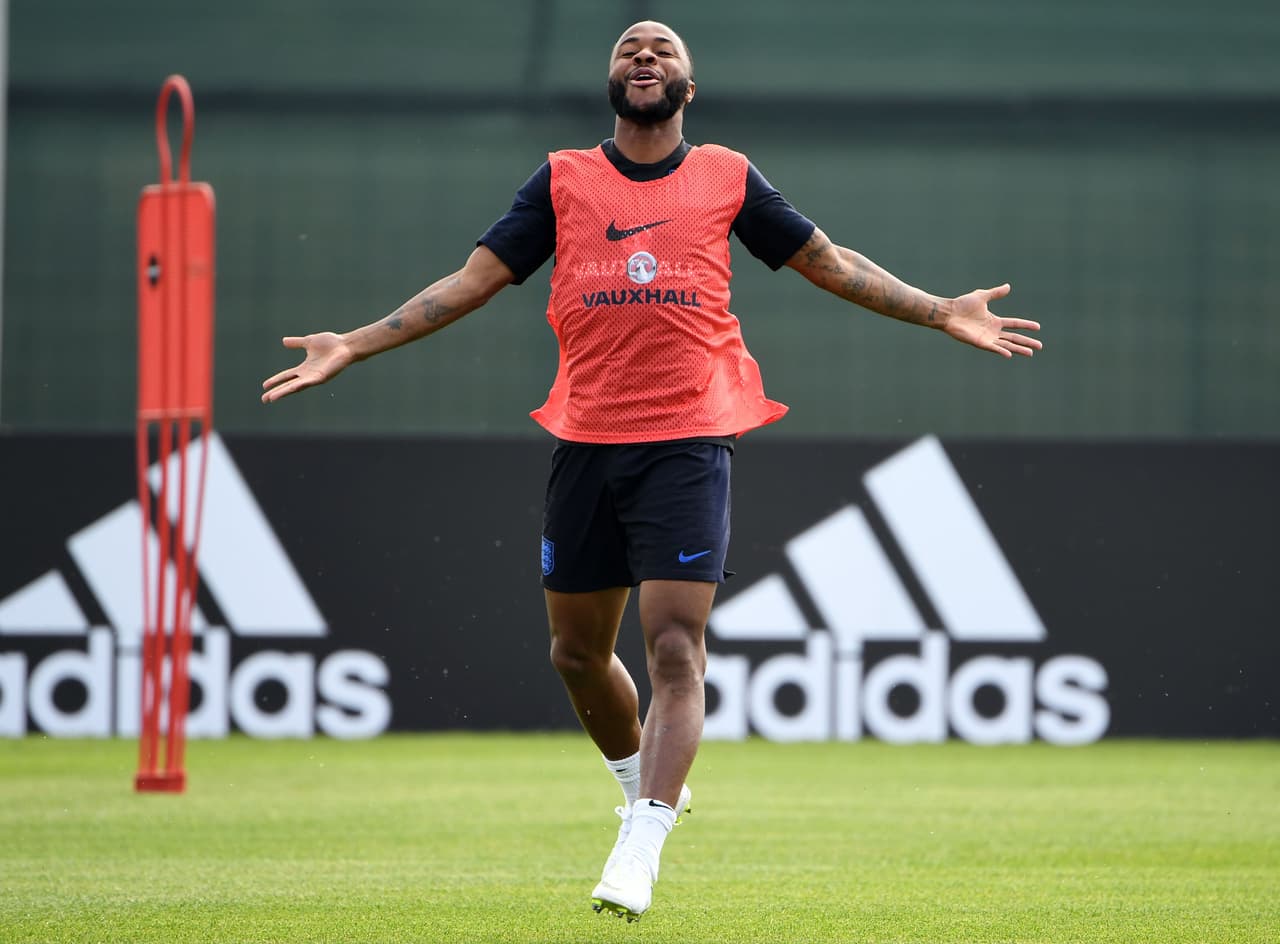 Disfrutando de la práctica y soltando los nervios, el joven atacante del Manchester City Raheem Sterling, quien espera tener oportunida de de jugar.