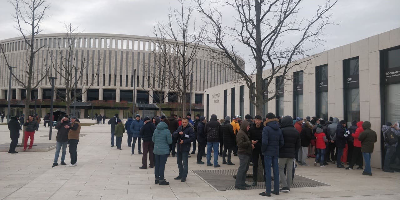 Miles de fanáticos del Krasnodar, así como cientos del Valencia, se pusieron cita este jueves para vivir la definición de la serie de Octavos de Final de la Europa League entre sus equipos. Unos con el deseo de darle vuelta al global y otros esperando poder mantener la diferencia.