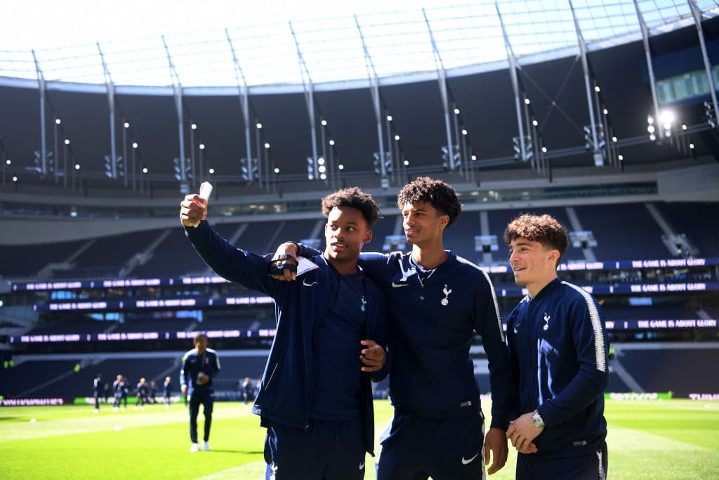Los jugadores del Tottenham J'Neil Bennett, Brooklyn Lyons-Foster y Armando Shashoua se tomaron una selfie en el nuevo estadio.