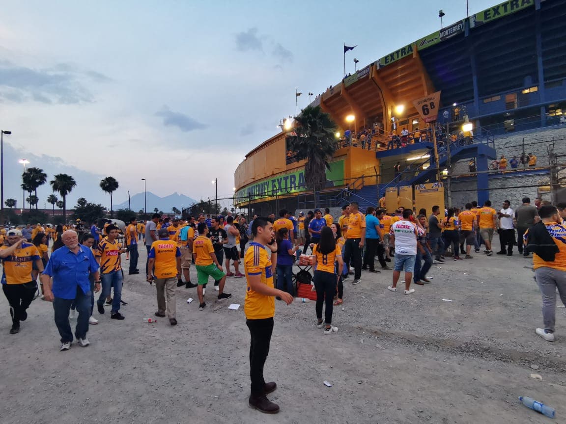 Aficionados de Tigres, mayoritariamente, y del León, tomaron por 'asalto' las inmediaciones del Estadio Universitario para atestiguar el juego de Ida de la Final del Clausura 2019 de la Liga MX en Monterrey. Se esmeraron y le pusieron un fantástico ambiente.