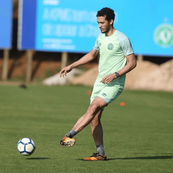 Desde su regreso a Brasil el defensor ha estado bajo la estricta supervisión del Chapecoense y luego de varios meses volvió a entrenar.