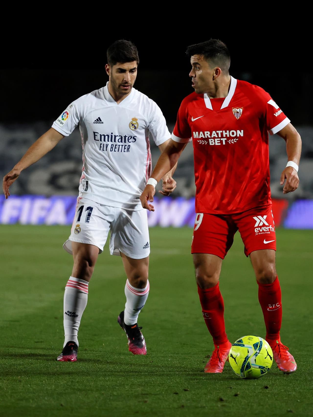 Real Madrid logra el empate de último minuto ante el Sevilla durante la fecha 34 de La Liga. Fernando Reguez e Iván Rakitic le daban la ventaja al equipo andaluz. Marco Asenesio anotó el primer tanto para el equipo merengue, pero fue al minuto 94 que Diego Carlos logró sumar un punto en el Alfredo Di Stéfano.