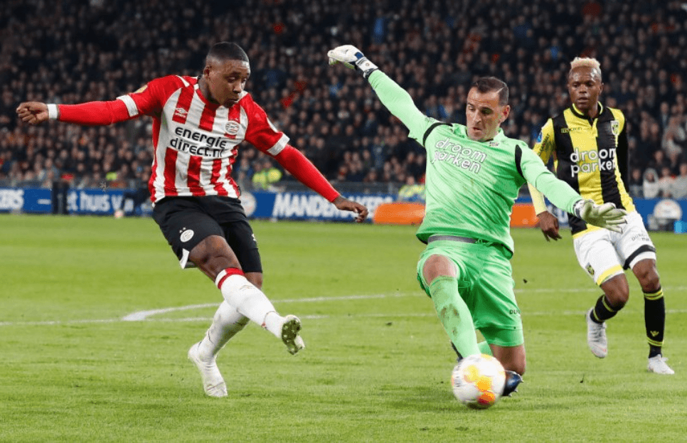 Pero la defensa y el portero del Vitesse le hacían el trabajo complicado. El primer tiempo se fue con el empate 0-0.