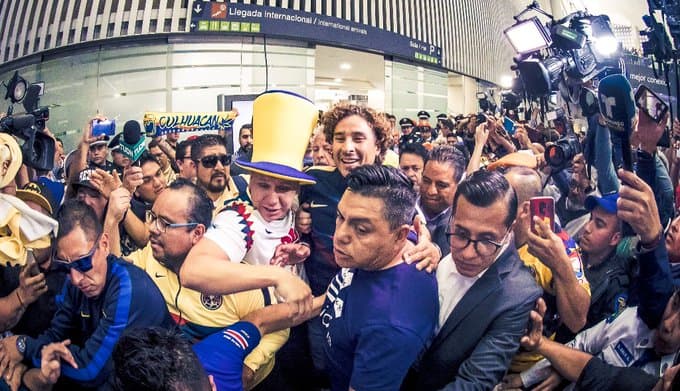 ¡Locura total! Memo Ochoa llegó y desató la fiesta azulcrema