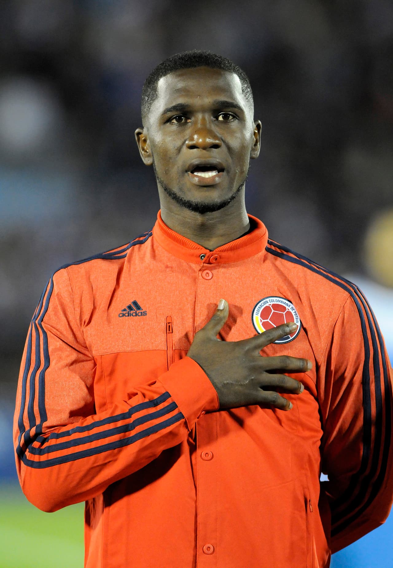 Cristian Zapata. Posición: Defensa. Edad: 29 años. Club: AC Milan (Italia). Veces seleccionado: 43 participaciones. Descripción: Es un defensa sólido, espigado y es uno de los de mayor experiencia en la zaga colombiana. Ha jugado en la Liga de Italia y también tuvo un breve paso por el Villarreal de España. En Estados Unidos jugará su tercera Copa América.