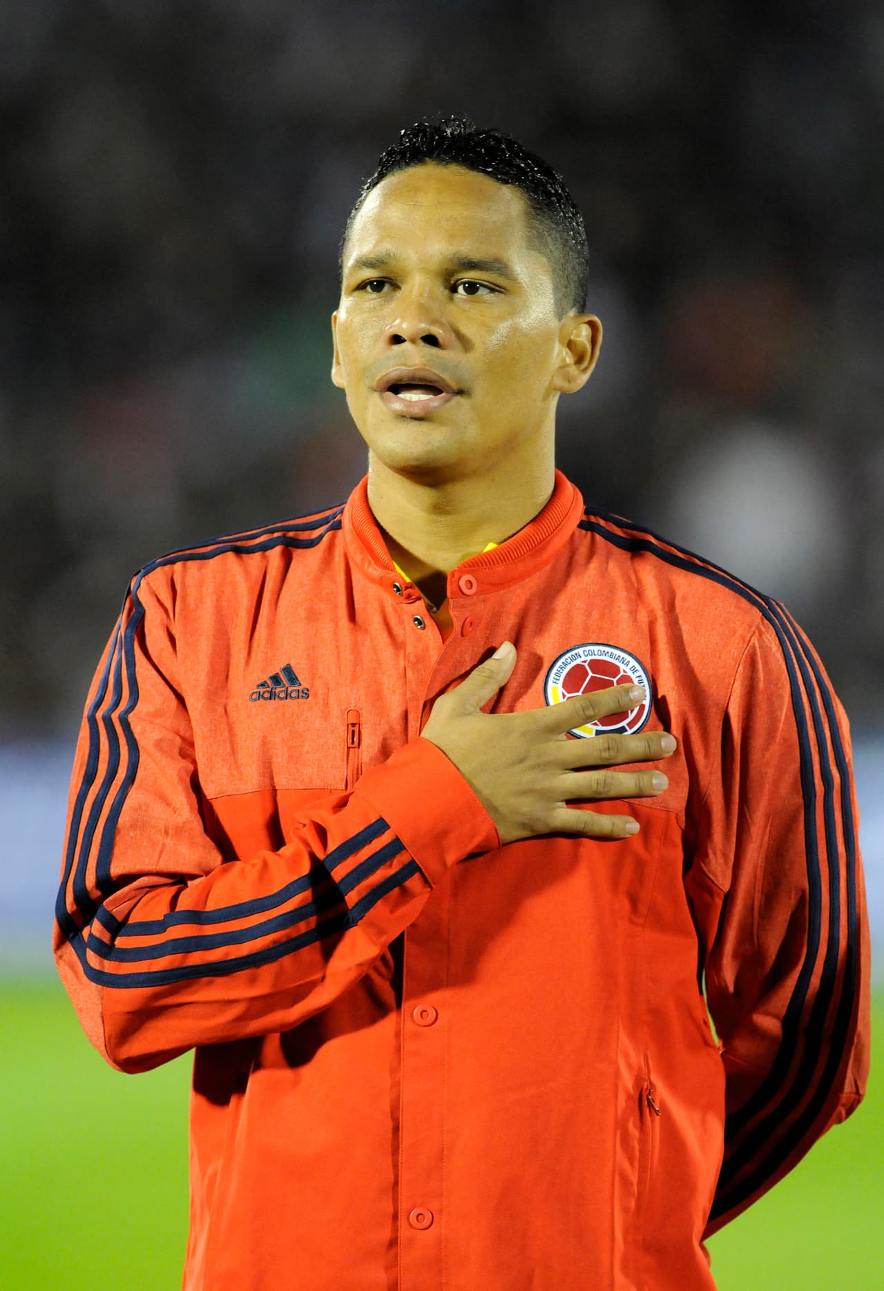 Carlos Bacca. Posición: Delantero Edad: 29 años. Club: AC Milan (Italia). Veces seleccionado: 28 participaciones. Un verdadero depredador del área. Es potente, técnico y juega muy bien de espaldas al arco rival. Tuvo un brillante paso por el fútbol de Bélgica y España y marcó más de 20 goles en su primera temporada en Italia. Jugará su segundo Copa América.