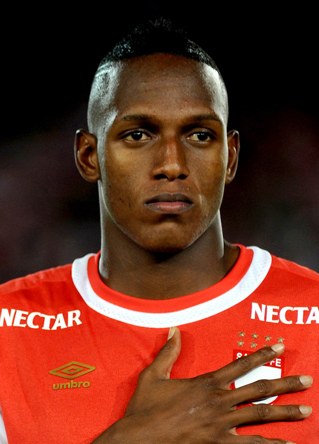 Yerry Mina. Posición: Defensa. Edad: 21 años. Club: Palmeriras (Brasil). Veces seleccionado: Ninguna. Descripción: Es un defensa joven que brilló mucho con el Independiente Santa Fe de su país, logrando un título local, una Superliga y la Copa Sudamericana 2015. Muy bueno en el juego aéreo y acaba de ser adquirido por el Palmeiras. Hará su debut en la selección mayor cafetera.