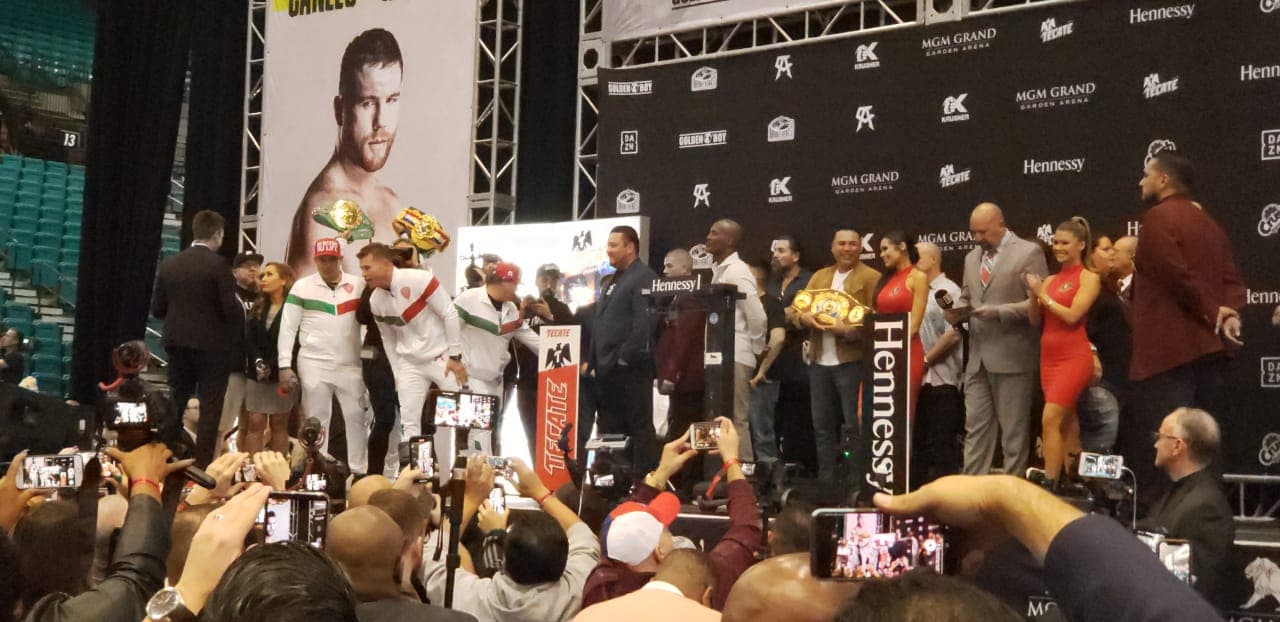 Saúl Álvarez presumió de un físico más trabajado que el ruso Kovalev en la ceremonia de pesaje.