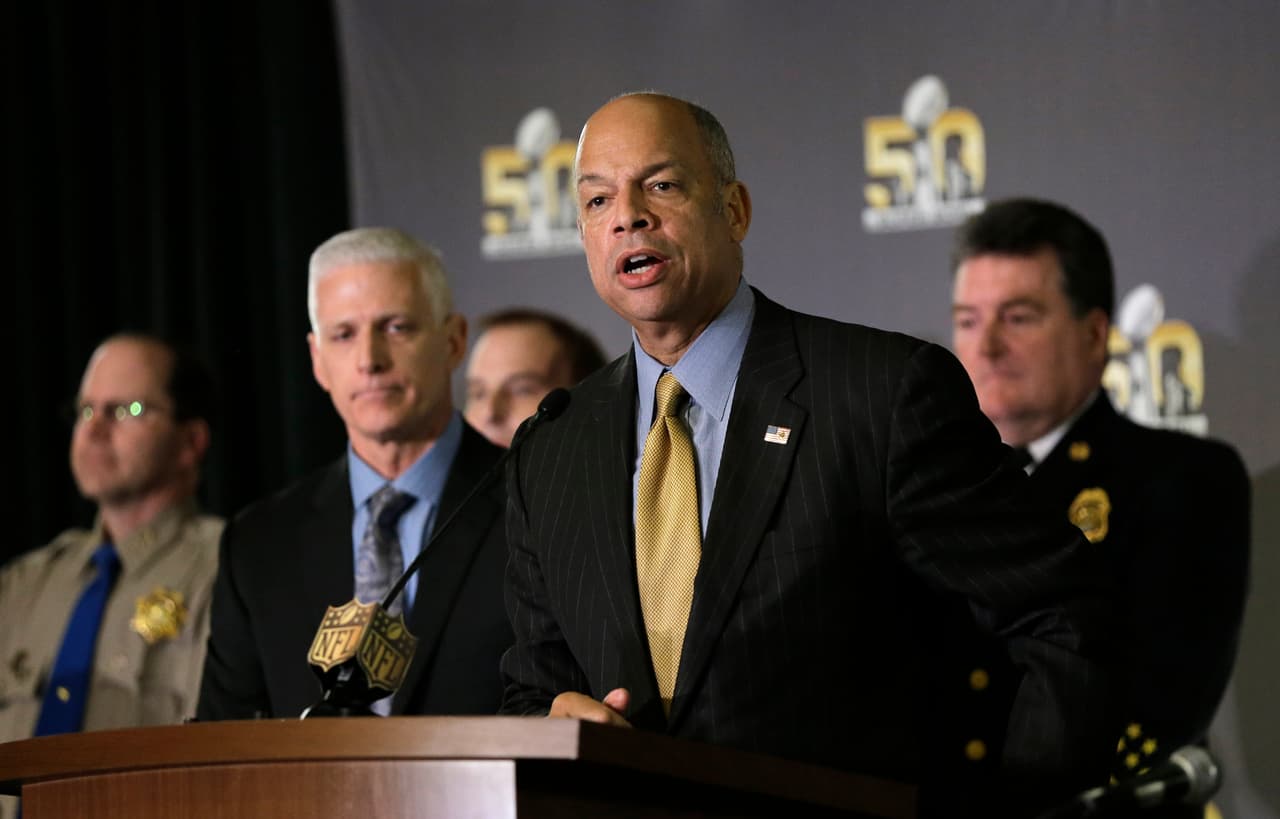 Johnson se reunió con funcionarios locales, autoridades y representantes de la NFL. Indicó que: “Decenas de agencias federales y locales están contribuyendo a las medidas de seguridad visibles e invisibles en relación con el Super Bowl".