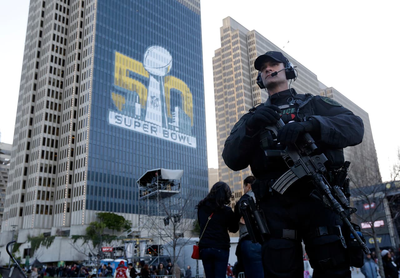 La pasión envolvió a la ciudad de San Francisco en espera del Super Bowl 50, por lo que el secretario de Seguridad Nacional de los Estados Unidos, Jeh Johnson, supervisó las medidas de seguridad para el magno evento.