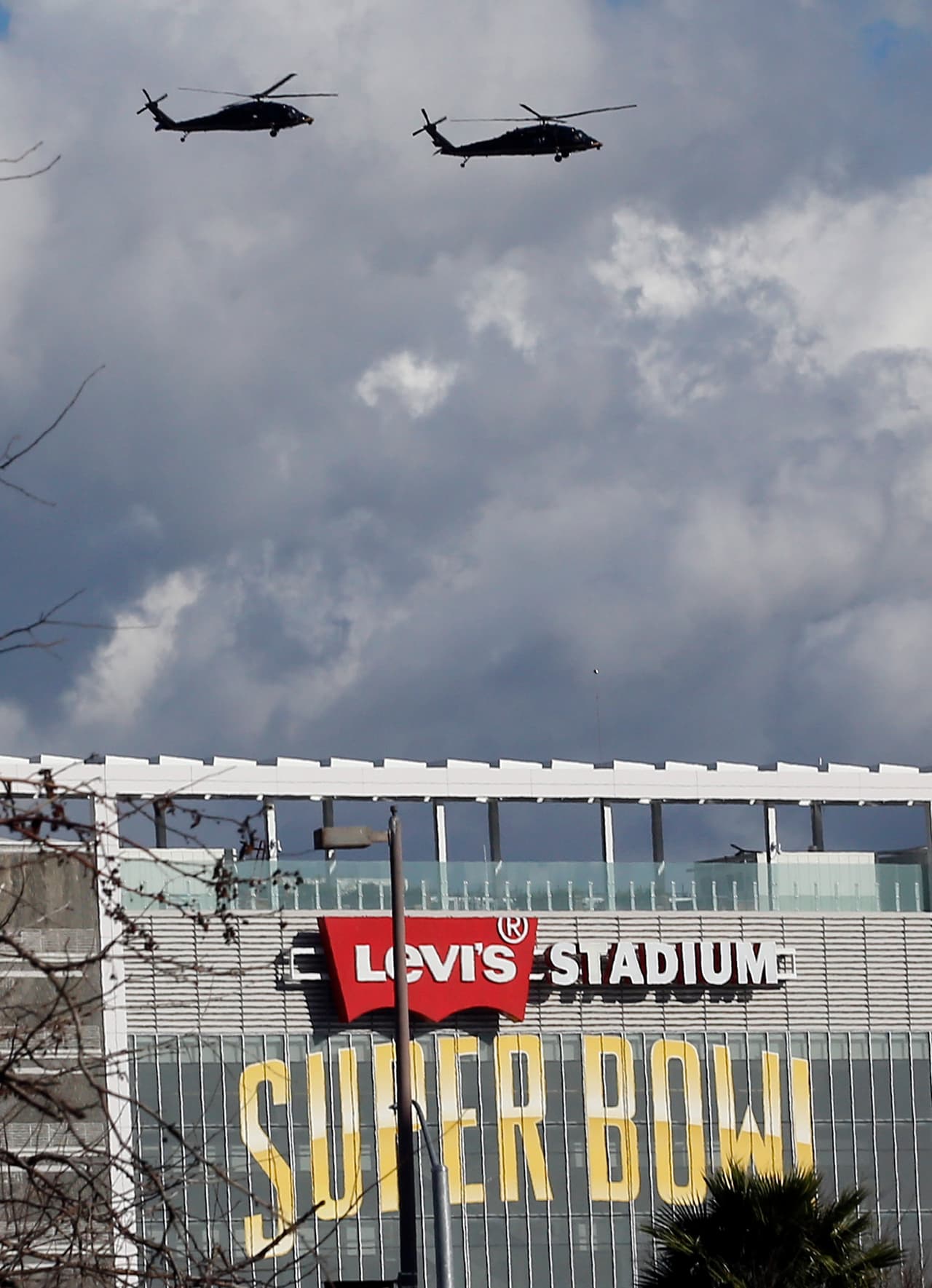 Las operaciones de seguridad garantizan la protección y seguridad de empleados, jugadores y aficionados durante el Super Bowl 50.