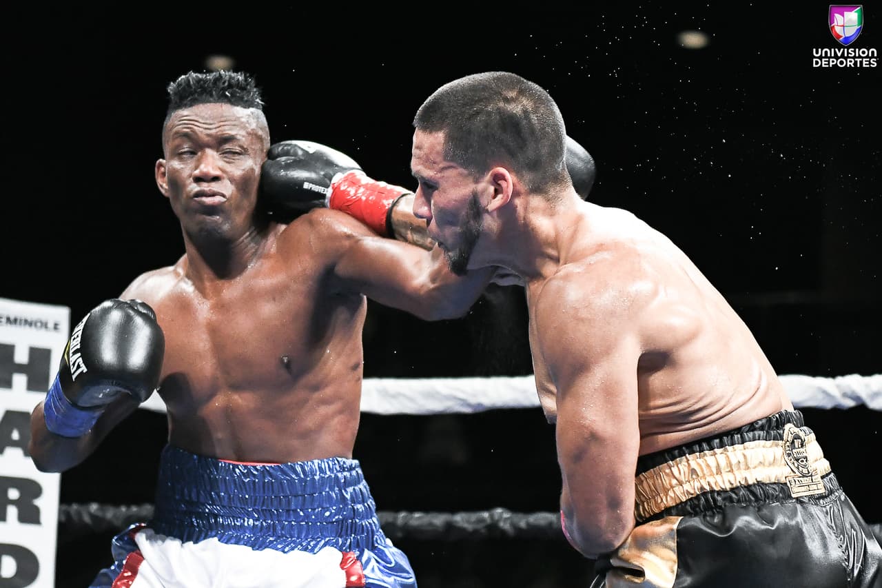 El hijo de la leyenda, oriundo de Fort Lauderdale, Florida, hizo su impresionante debut profesional en peso wélter (1-0, 1 KOs) al detener a su oponente en 2:21 minutos de la cuarta ronda en el Seminole Hard Rock Hotel & Casino de Hollywood, Florida.