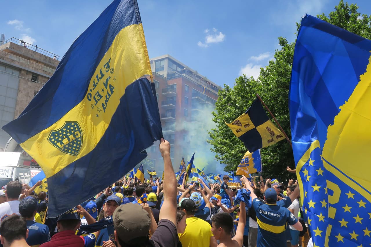 Aunque no pueden entrar al Monumental, los aficionados de Boca se hicierton sentir en otros lugares de la ciudad bonaerense.