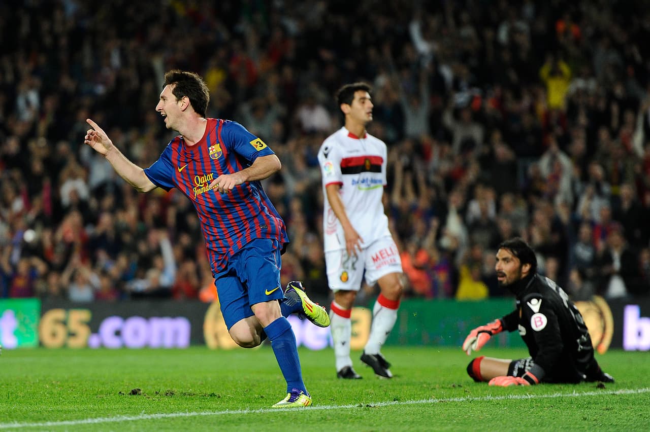 En la temporada 2010/2011 el fútbol español también entró en paro en busca de solucionar temas de derechos de televisión, ganacias por apuestas y la situación de las deudas a futbolistas que estaban represadas.