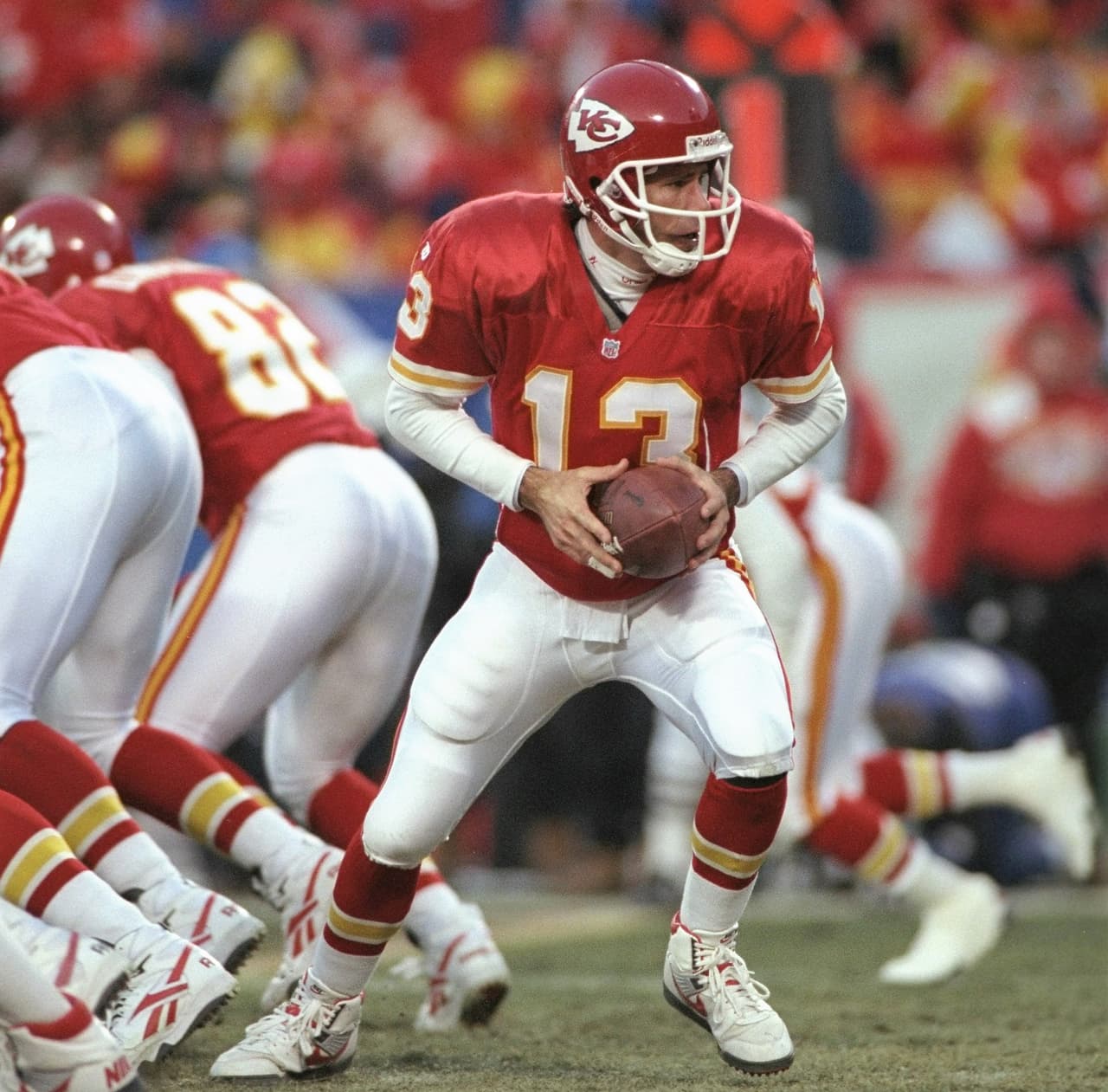El primer duelo de postemporada entre ambos se dio en el Playoff Divisional de 1995. En la foto se ve a Steve Bono como QB de los Chiefs, quienes perdieron 10-7 aquella ocasión.