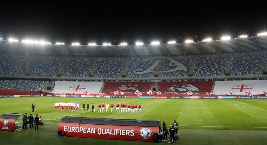 Goran Pandev, con 37 años, anota el gol de la victoria para Macedonia del Norte que los pone dentro de la Euro 2020 tras derrotar a Georgia. Es la primera vez que los macedonios califican a una Eurocopa en su historia.