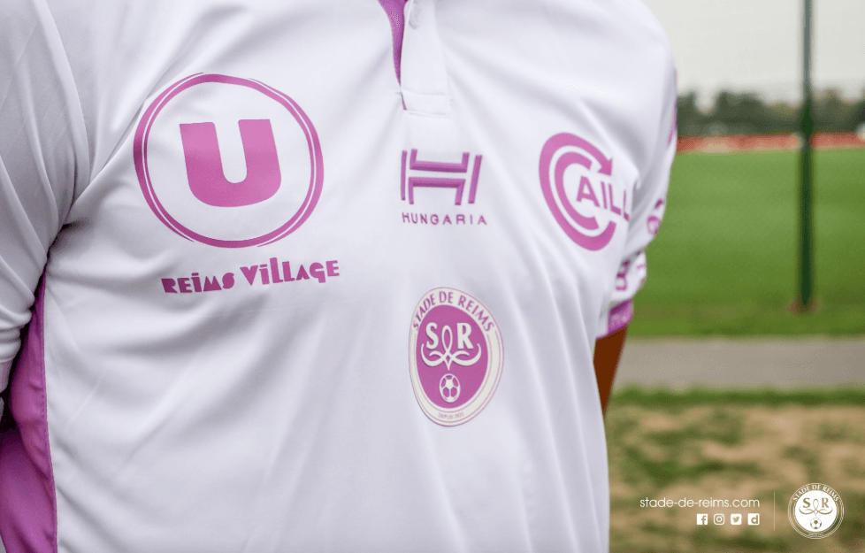 El blanco y el lila, entonces colores predominantes en el uniforme del Madrid, fueron los elegidos por el Reims en este homenaje. "A nuestro mejor adversario y eterno amigo", lanzó en Twitter el equipo francés.