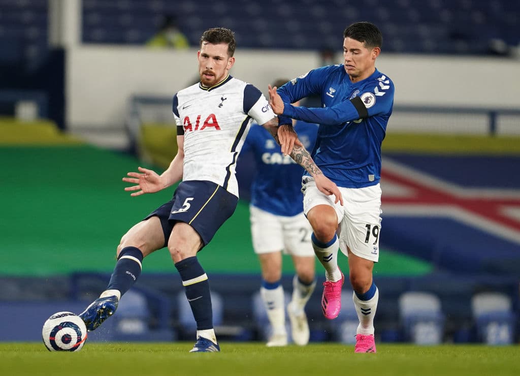 Gylfi Sirgudsson y Harry Kane salen más que encuhafados al terreno de juego y ambos anotan un doblete en el empate 2-2 del Everton y Tottenham de Premier League.