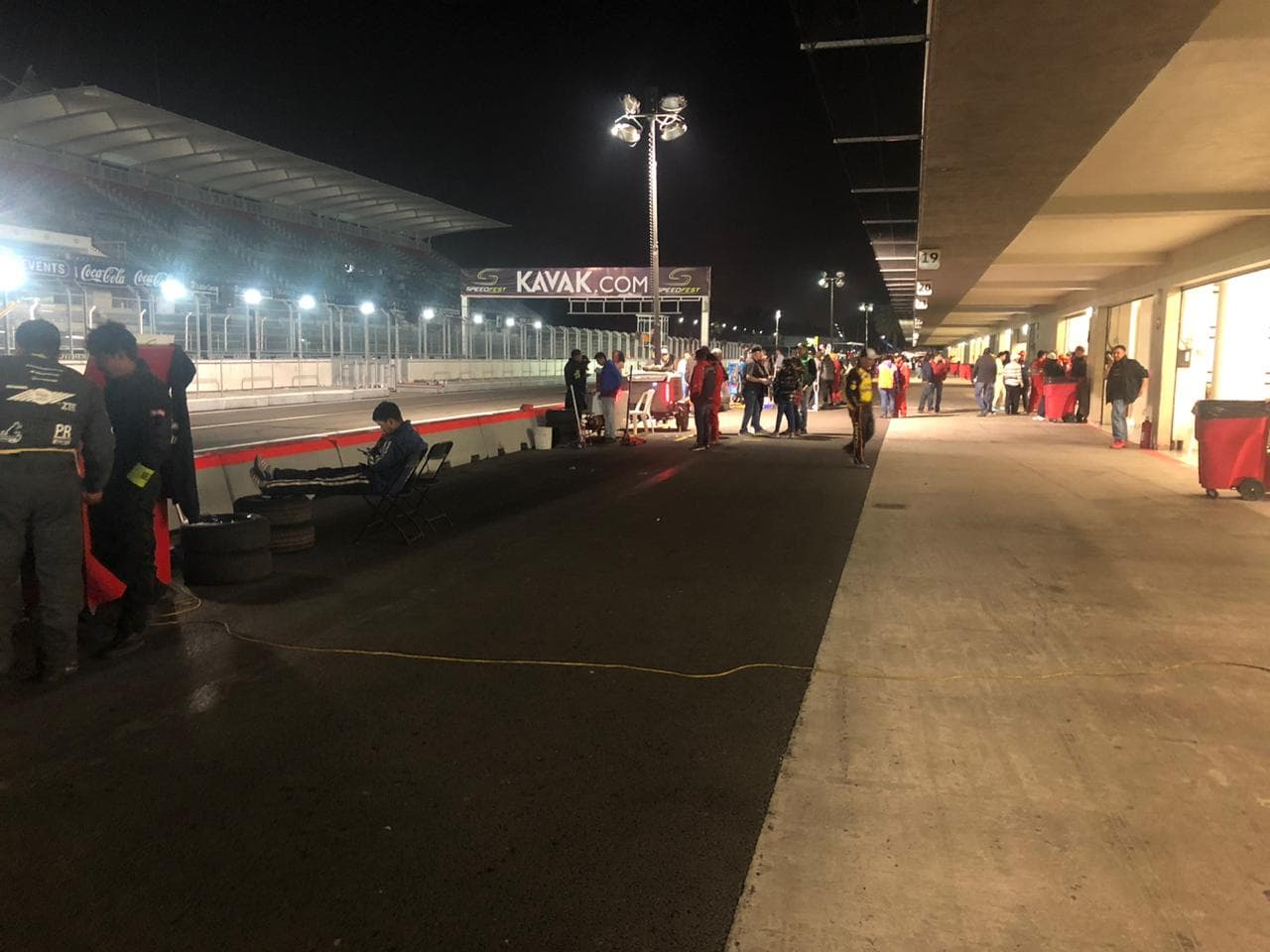 La carrera de 24 horas de duración es más dura para todos durante la fría noche en Iztacalco.