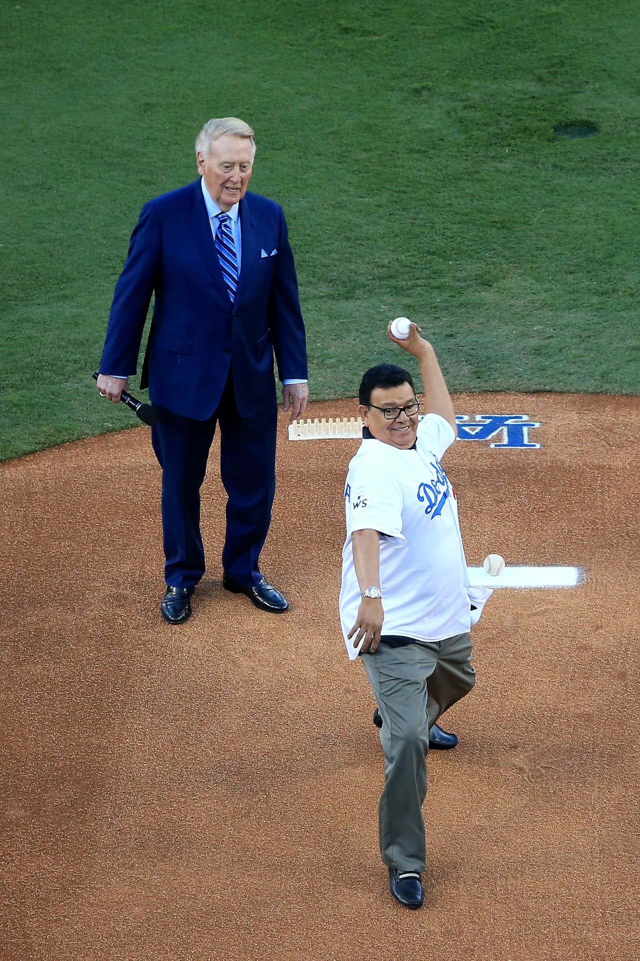 Fernando Valenzuela demostró que sigue siendo un ídolo en Los Ángeles. El zurdo fue el encargado de realizar el primer lanzamiento en el Juego 2 de la Serie Mundial y la afición se volcó en aplausos ante el 'Toro de Etchohuaquila'.