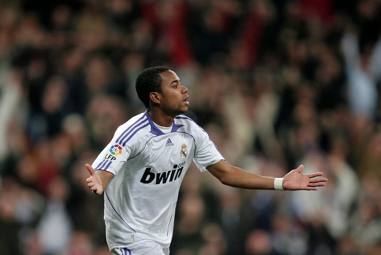 Robinho (Brasil) - En su momento fue catalogado como el nuevo Pelé, sobre todo por haber surgido tan jóven del Santos de Brasil y su calidad con el balón. Llegó al Real Madrid pero a pesar de sus goles nunca encajó. Se fue al Manchester City y luego al Milan sin mucha trascendencia hasta regresar a su país.