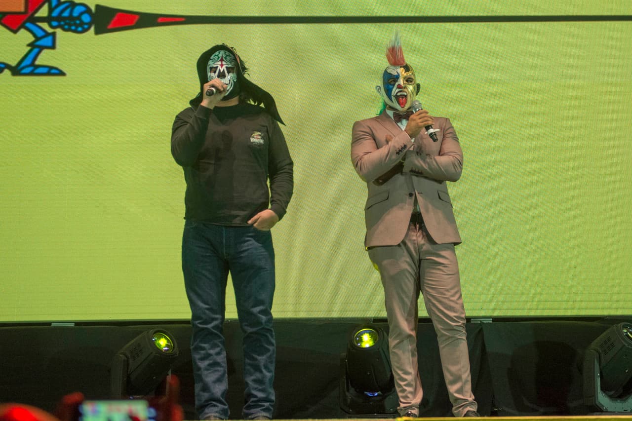 La fiebre del álbum del Mundial Panini tuvo su lanzamiento en México con la presencia de varias figuras históricas del 'Tri' y de personajes como la Parka y la mascota del Panini para darle colorido.