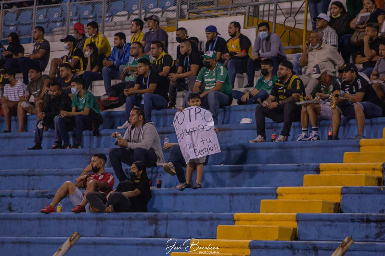 Detalle de niño fan del Real España conmueve al 'Potro' Gutiérrez