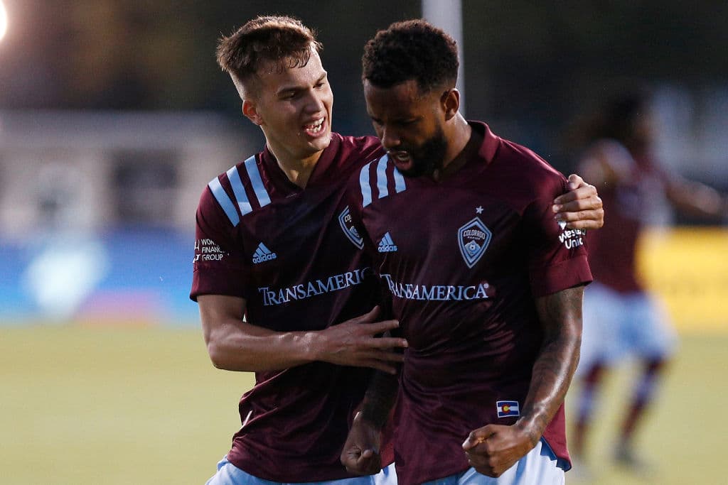 Apenas a los 6’ del partido los de Colorado se ponían al frente. La jugada se desarrolló por la banda izquierda para que Kellyn Acosta definiera desde el centro del área.